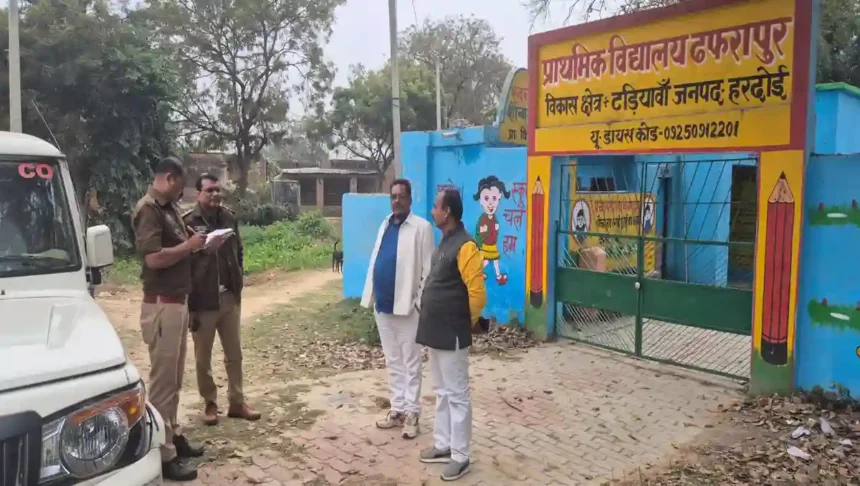 Hardoi News: सीओ हरियावां ने पड़ाव प्रभारी के साथ परिक्रमा मार्ग का किया निरीक्षण