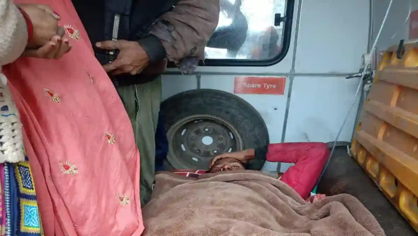 Hardoi News: फ़सल देखने जा रहे किसान को आवारा साढ ने दौड़ाया,कटीले तार पर गिरकर युवक हुआ घायल…