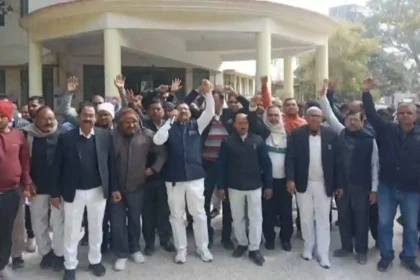 अधिवक्ताओं का तीसरे दिन भी जारी रहा आंदोलन आजमगढ़ में भ्रष्ट अधिकारियों के खिलाफ….