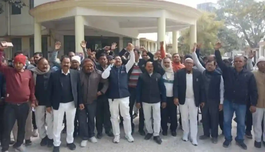 अधिवक्ताओं का तीसरे दिन भी जारी रहा आंदोलन आजमगढ़ में भ्रष्ट अधिकारियों के खिलाफ….