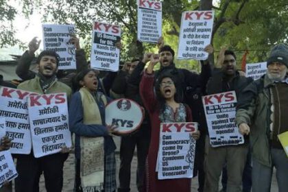 जेएनयू के छात्र संगठन (आइसा) के छात्रों ने वेनेजुएला के राष्ट्रपति मादुरो के समर्थन और अमेरिका के खिलाफ जंतर-मंतर पर किया प्रदर्शन…..