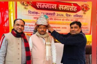 Hardoi News: नगर पंचायत कार्यालय के वरिष्ठ लिपिक विजय तिवारी को ढोल-नगाड़ों संग दी गई विदाई…