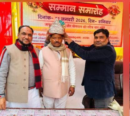 Hardoi News: नगर पंचायत कार्यालय के वरिष्ठ लिपिक विजय तिवारी को ढोल-नगाड़ों संग दी गई विदाई…