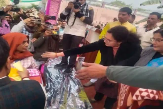 Hardoi News: पिता की प्रथम पुण्य तिथि पर पुत्र के द्वारा किया जा रहा कंबल वितरण कार्यक्रम सोभनीय : रजनी तिवारी