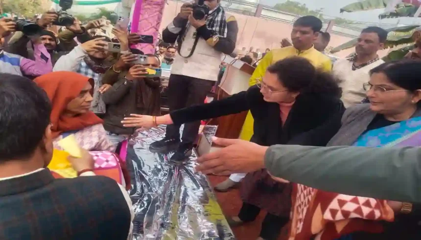 Hardoi News: पिता की प्रथम पुण्य तिथि पर पुत्र के द्वारा किया जा रहा कंबल वितरण कार्यक्रम सोभनीय : रजनी तिवारी