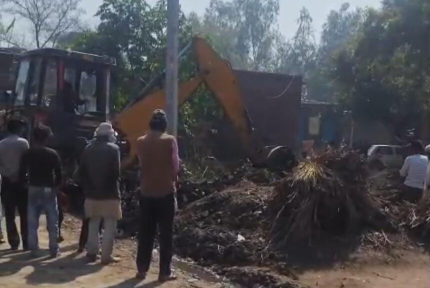 Hardoi News: प्रधान द्वारा ग्राम समाज की जमीन पर किया जा रहा कब्जा, वीडियो वायरल