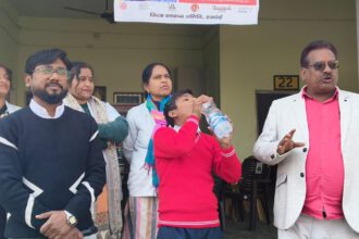 Hardoi News: राष्ट्रीय क्रम मुक्ति दिवस में बच्चों एवं अध्यापकों को खिलाई गई एल्बेंडाजोल की दवाई