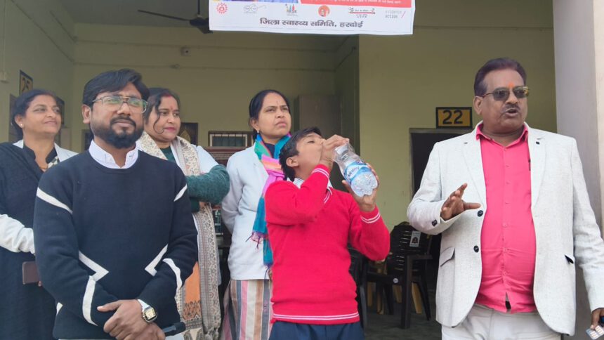 Hardoi News: राष्ट्रीय क्रम मुक्ति दिवस में बच्चों एवं अध्यापकों को खिलाई गई एल्बेंडाजोल की दवाई