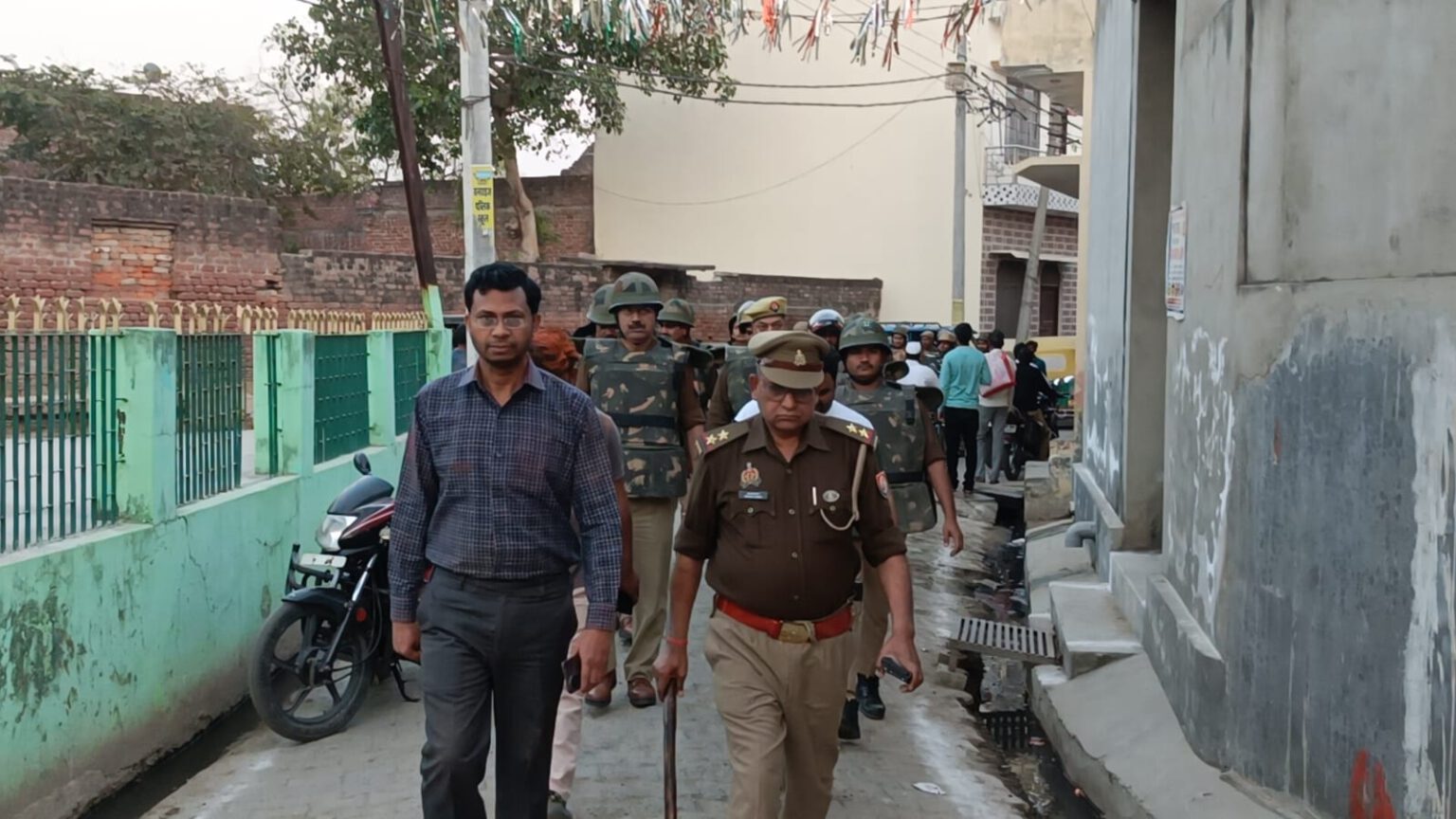 Hardoi News: आगामी त्यौहारों को लेकर तहसीलदार के नेतृत्व में निकाला गया फ्लैग मार्च,नगर का किया भ्रमण