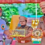 Shahjahanpur News: दीक्षांत परेड में पुलिस अधीक्षक सौरभ दीक्षित ने प्रतीक चिह्न भेंट कर किया डीएम का सम्मान