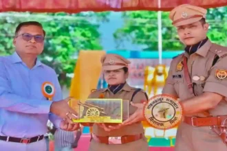 Shahjahanpur News: दीक्षांत परेड में पुलिस अधीक्षक सौरभ दीक्षित ने प्रतीक चिह्न भेंट कर किया डीएम का सम्मान