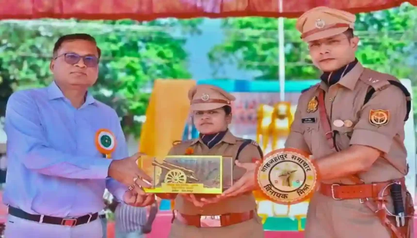 Shahjahanpur News: दीक्षांत परेड में पुलिस अधीक्षक सौरभ दीक्षित ने प्रतीक चिह्न भेंट कर किया डीएम का सम्मान