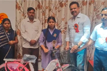 Hardoi News: टॉपर छात्र-छात्राओं को पूर्व विधायक ने किया सम्मानित, कैरियर पब्लिक स्कूल में हाई स्कूल टॉपर पुरस्कार वितरण समारोह संपन्न