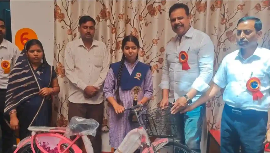 Hardoi News: टॉपर छात्र-छात्राओं को पूर्व विधायक ने किया सम्मानित, कैरियर पब्लिक स्कूल में हाई स्कूल टॉपर पुरस्कार वितरण समारोह संपन्न